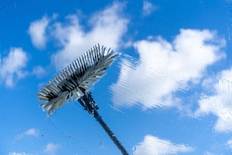 an,easy,reach,window,cleaning,brush,cleaning,a,window,of