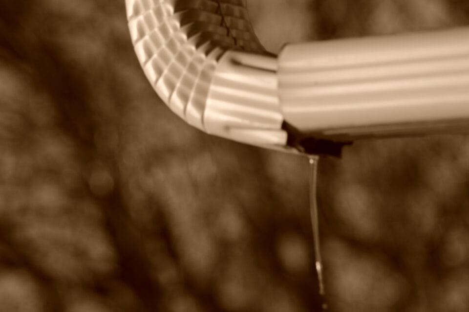 the,broken,rain,gutter,leaking