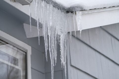 winter,house,with,icicle,and,snow,on,the,roof