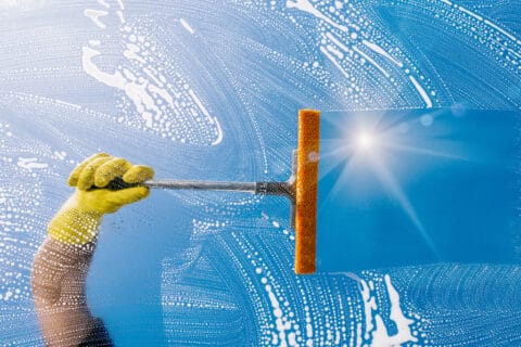Window cleaner cleans window with puller and foam